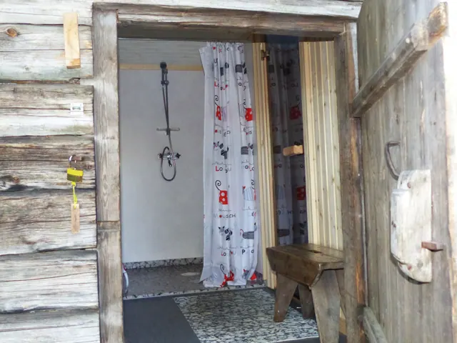 Dusche im Nebengebäude