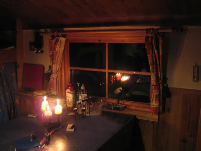 Innenraum der Hütte bei Kerzenschein