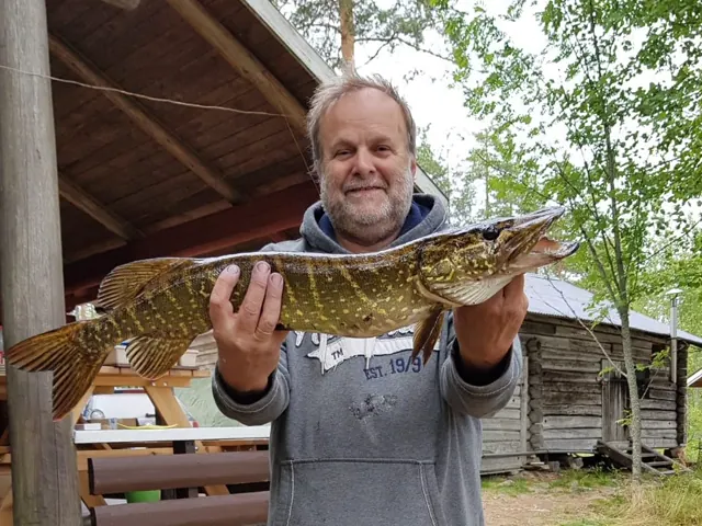 Angler mit einem gefangenen Fisch