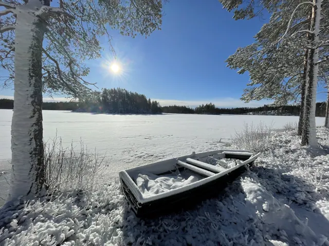 Altes Boot im Schnee