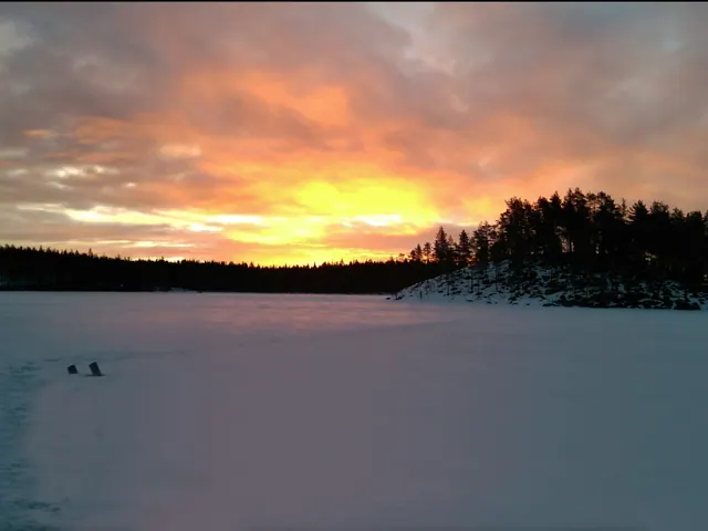 Sonnenaufgang über dem verschneiten See